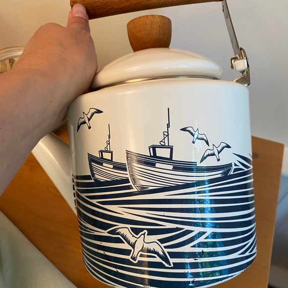 Mini Modern Whitby Enamelware Kettle - Picture 4 of 6